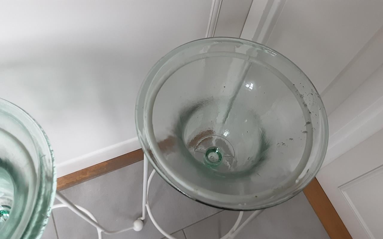 2 metalen standaards met glazen kelken