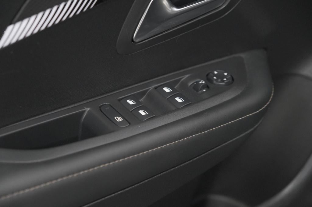 Peugeot 208 puretech 100 allure | parkeersensoren | navigatie | apple carpl
