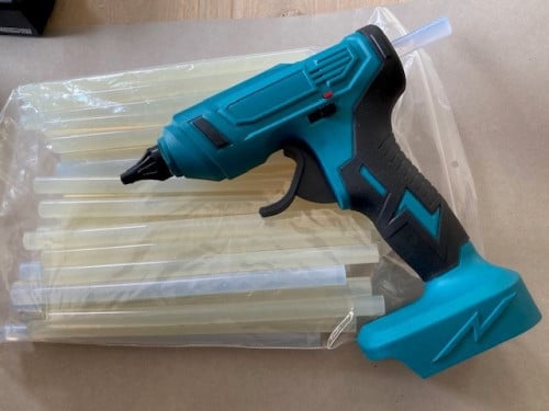 Lijmpistool met 2 Makita accu's