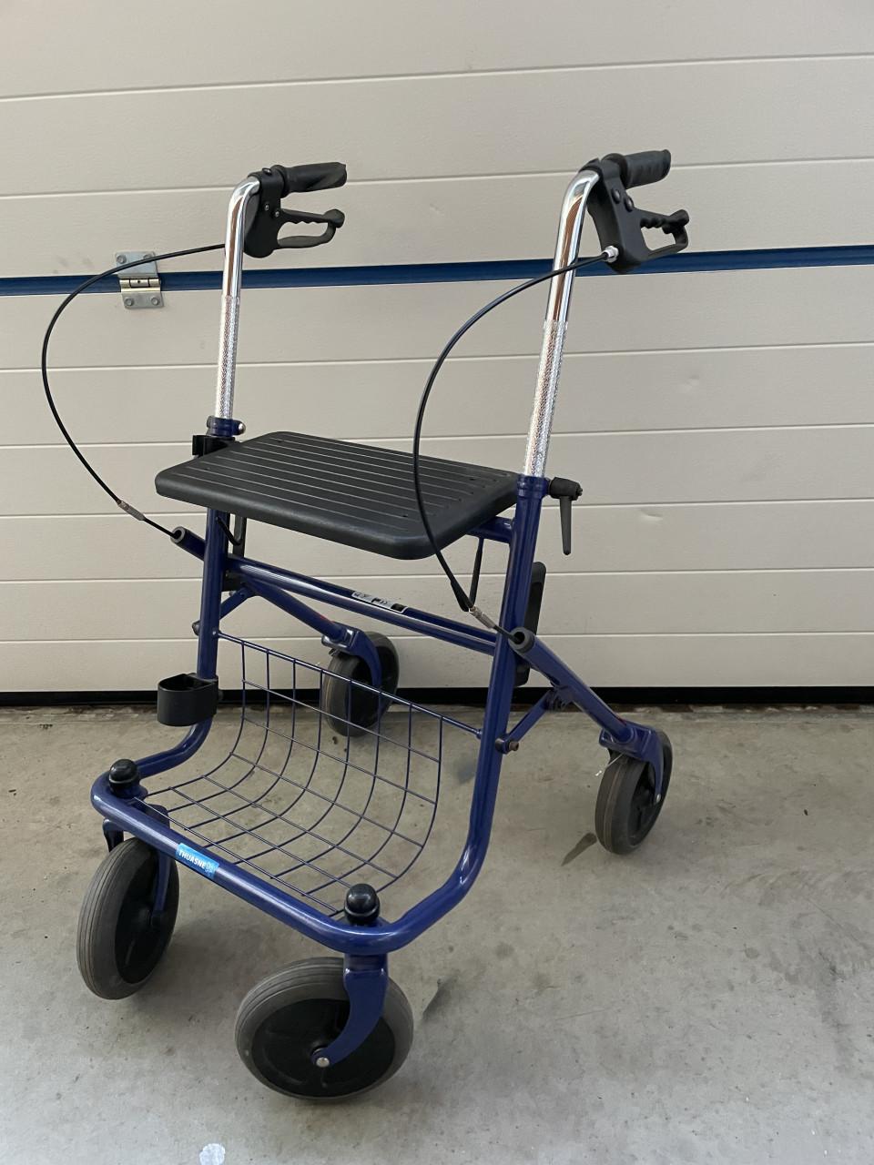 Te koop opvouwbare rollator met dienblad en mandje.