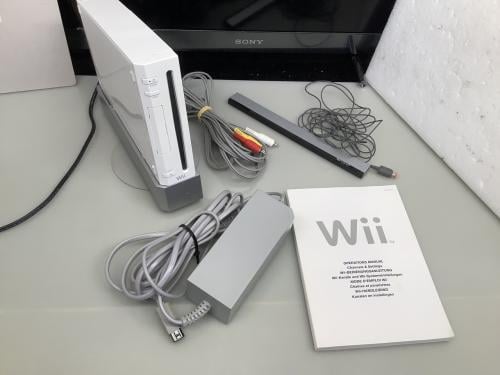 Nintendo Wii console wit, met alle benodigde aansluitingen.