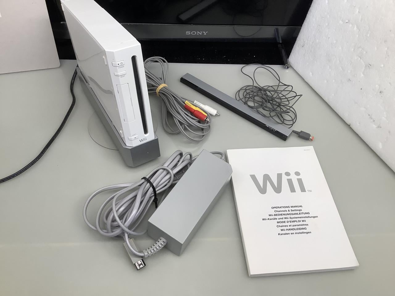 Nintendo Wii console wit, met alle benodigde aansluitingen.