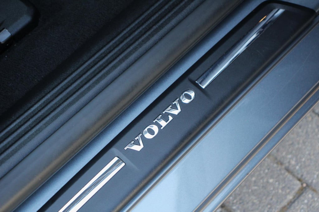 Volvo V40 1.5 t2 momentum automaat - pdc rondom + camera - full led - navi 