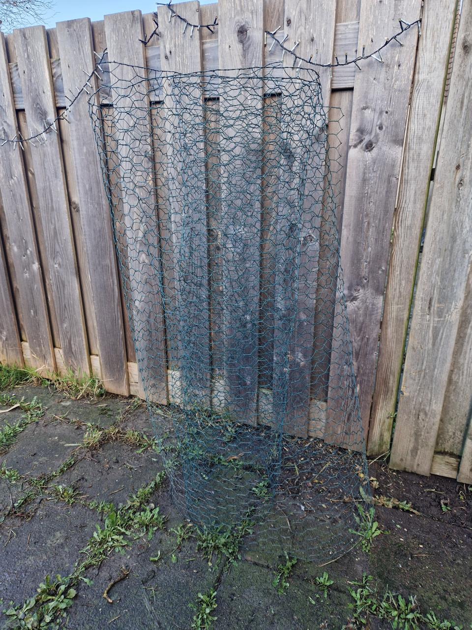 Kippengaas in goede staat, ongeveer 25 meter totaal