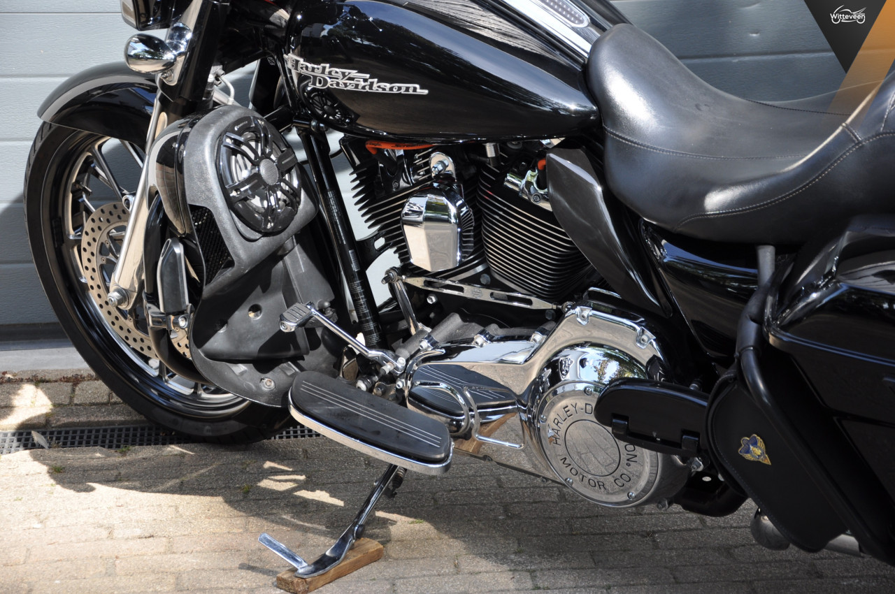 Harley-Davidson FLHXS Street Glide Special 103