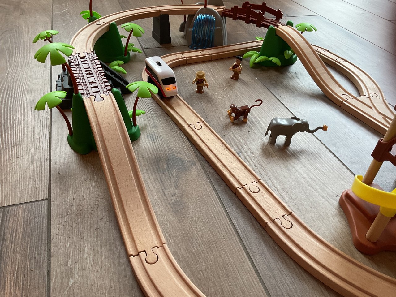 Houten rails trein met toebehoren zie foto
