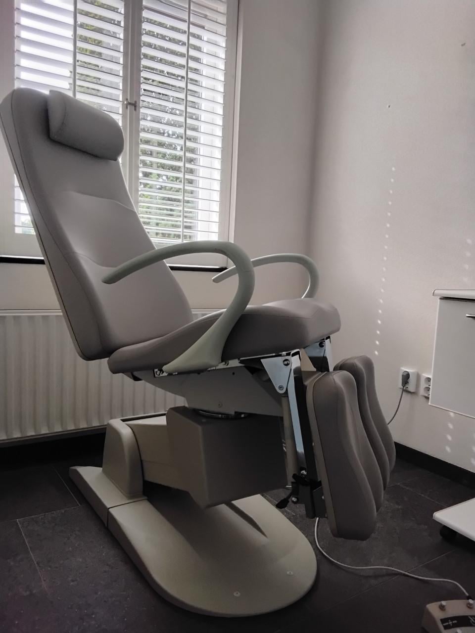 PEDICUURBEHANDELSTOEL, WERKSTOEL EN PEDICUURMEUBEL