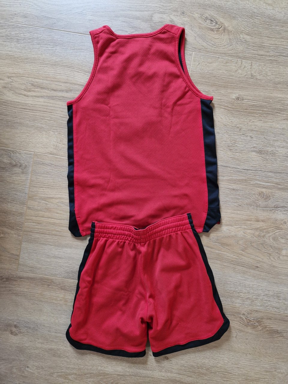 Mooi zwart / rood basketbal tenue