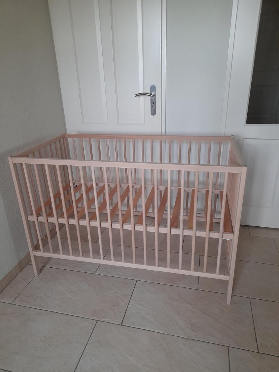 Ledikantje in hoogte verstelbaar 60 x 120 (z.g.a.n.)