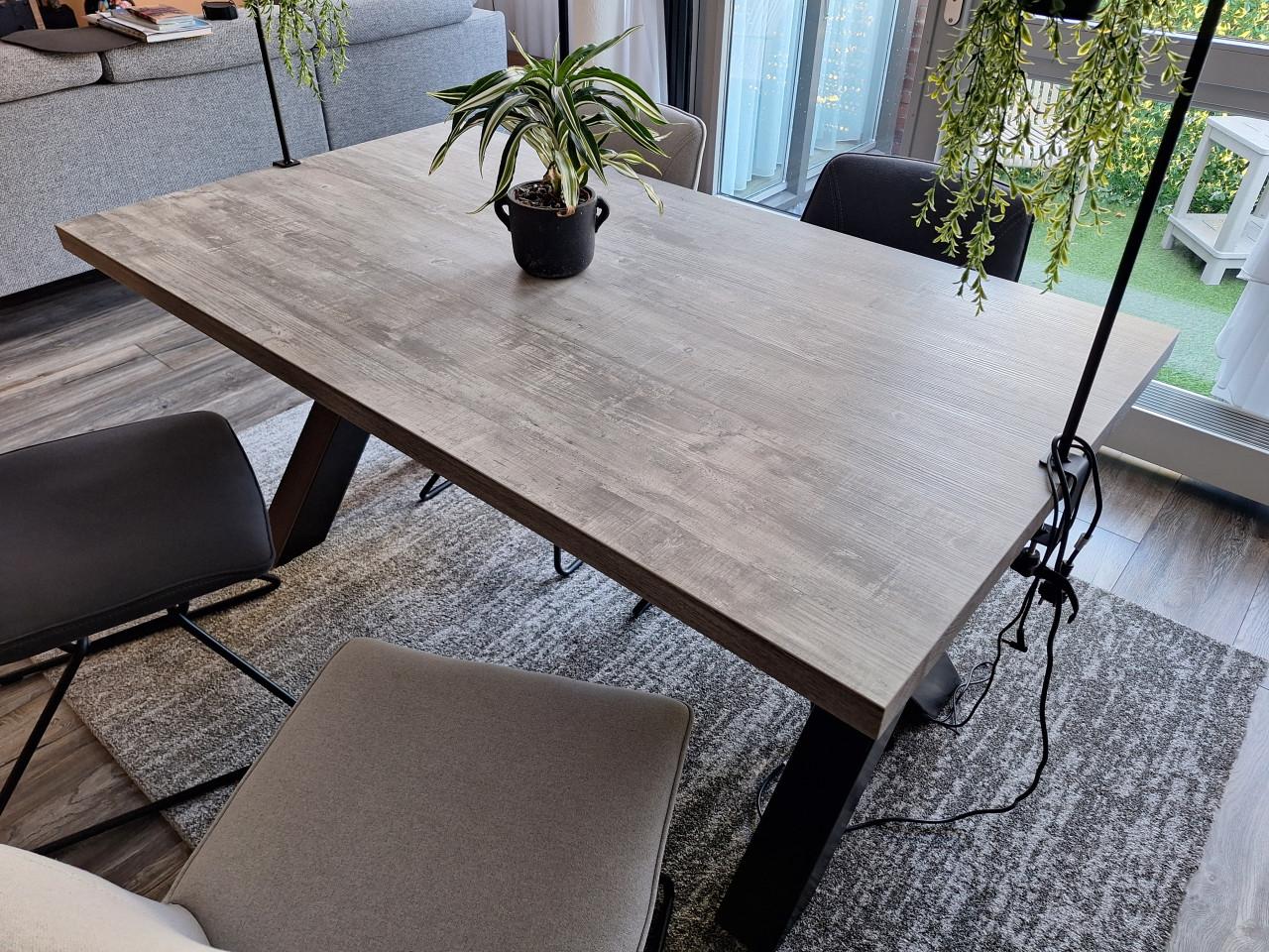 Eetkamertafel met stoelen