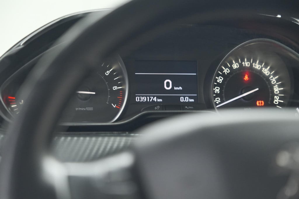 Peugeot 208 puretech 82 blue lease executive | parkeersensoren | navigatie 