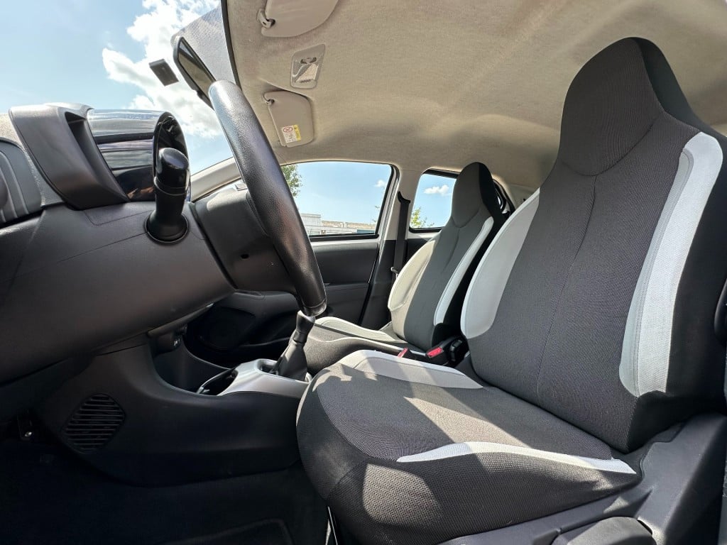 Toyota Aygo 1.0 vvt-i x-play camera lm velgen 2e eigenaar