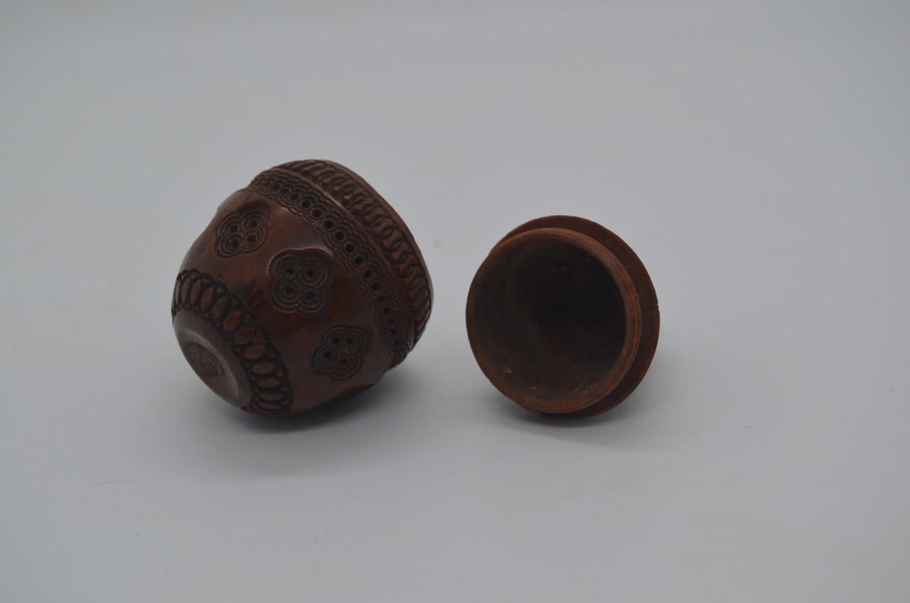 Handgesneden coquilla noten strooiers en pomanders (4)
