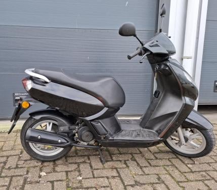 Peugeot Kisbee snorfiets zwart 4 takt