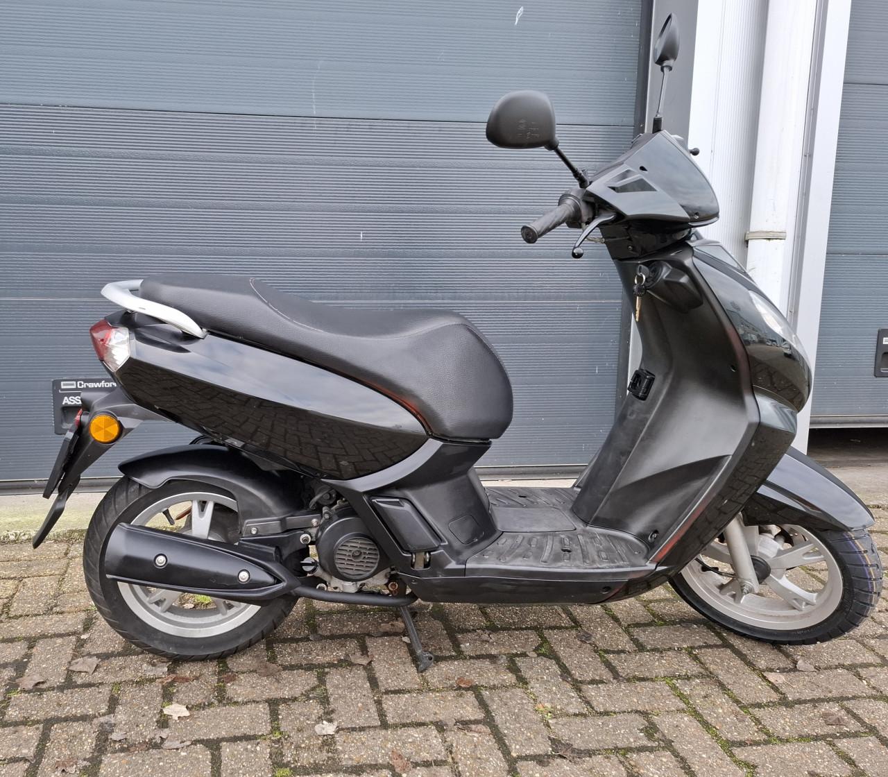 Peugeot Kisbee snorfiets zwart 4 takt