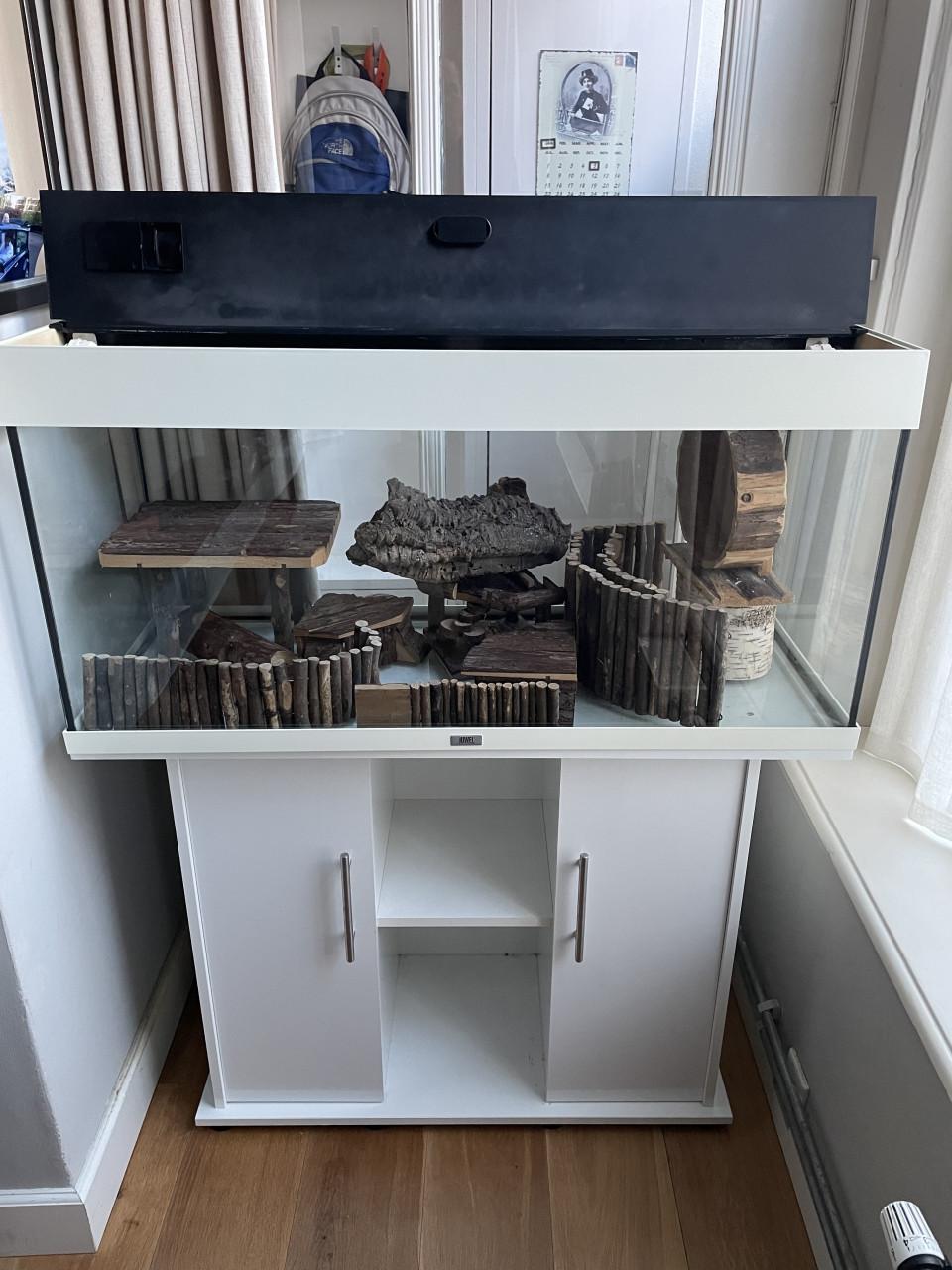 Hamster binnenhuis-paradijs: verblijf met alle benodigheden.