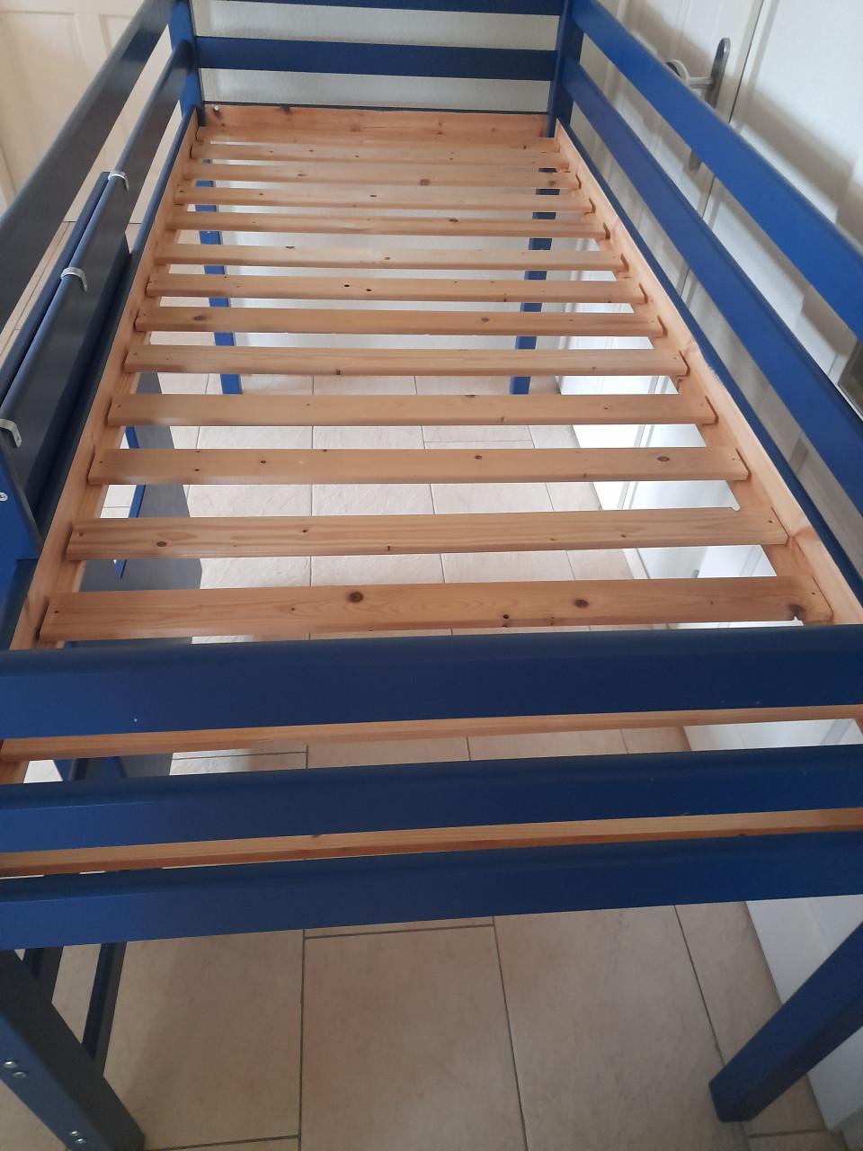 Half hoog slaper 90 x 200  ( in goede staat )  hangdeur is verplaatsbaar!