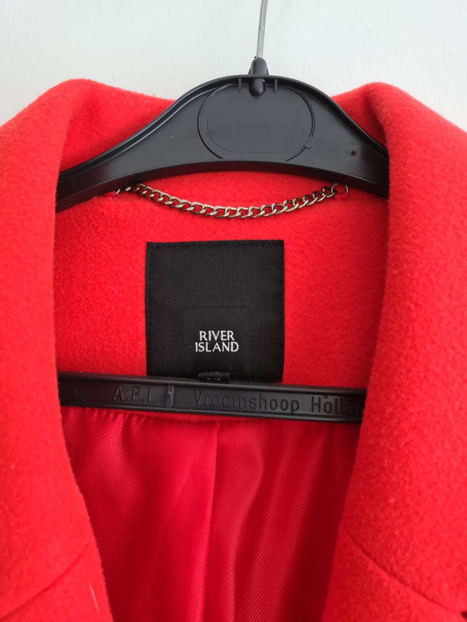 Mooie lange rode jas van River Island met een klassieke dubbele rij knopen