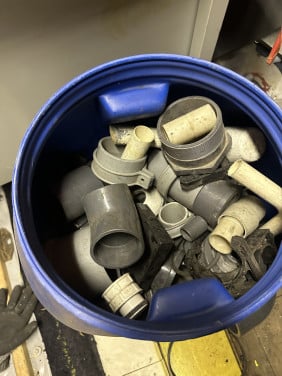 Gratis Grote ton met pvc bochten en koppelstukken