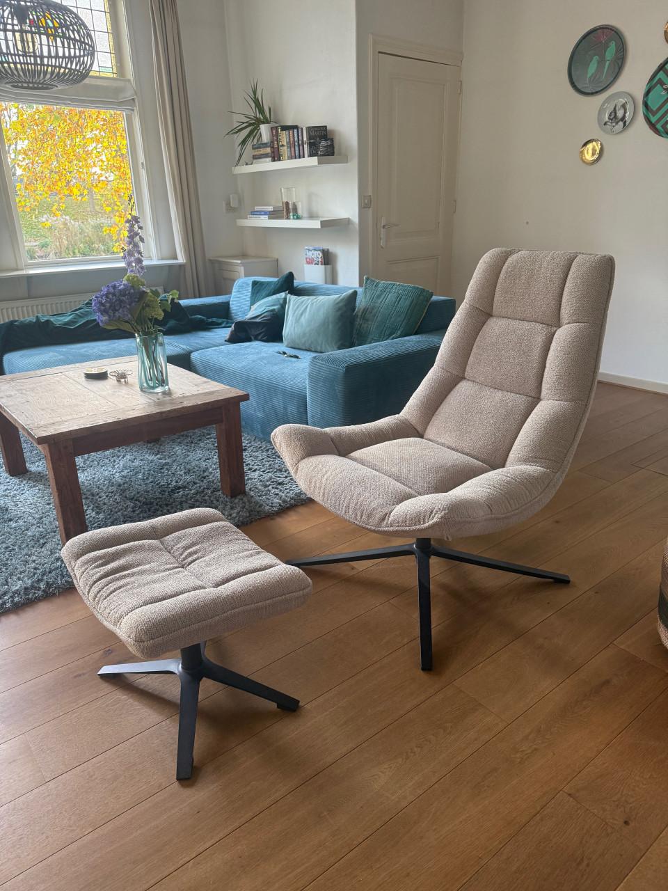 Leen Bakker Emily draaifauteuil + hocker - zandkleurig