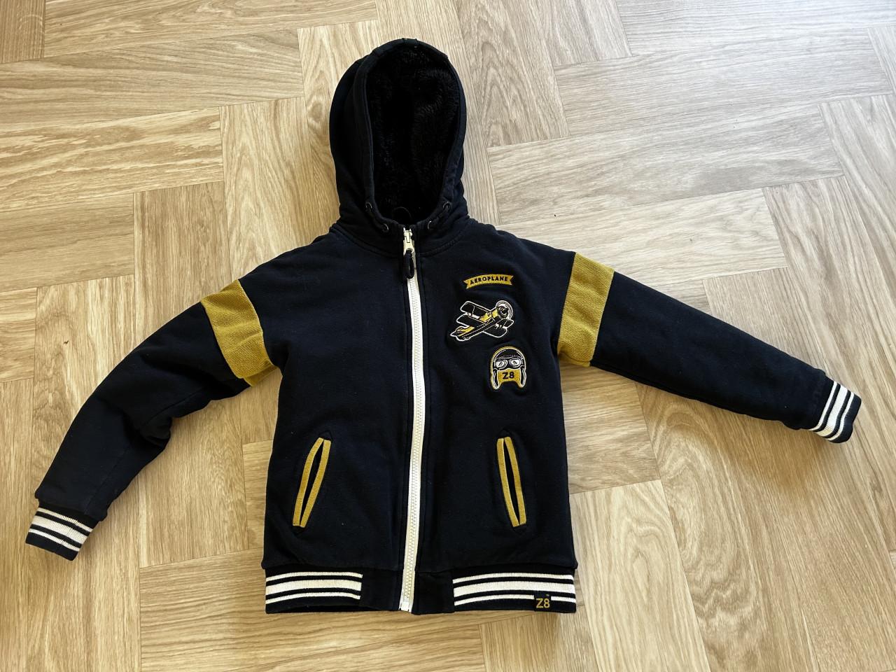 2x borgvesten Z8, jongen maat 116/122, € 25,00 per stuk