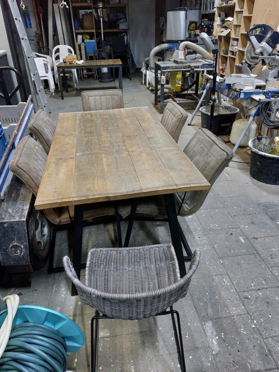 Keukentafel met 6 stoelen