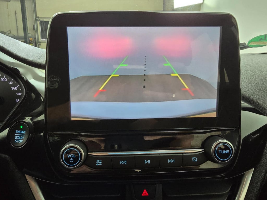 Ford Fiesta occasion luxe titanium met zwarte velgen en parkeercamera | bom