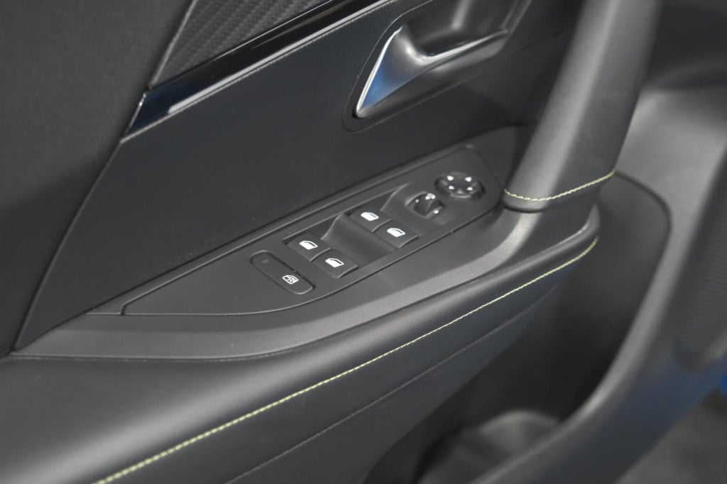 Peugeot E-2008 ev gt 50 kwh | 3 fase | trekhaak | panoramadak | adaptieve c