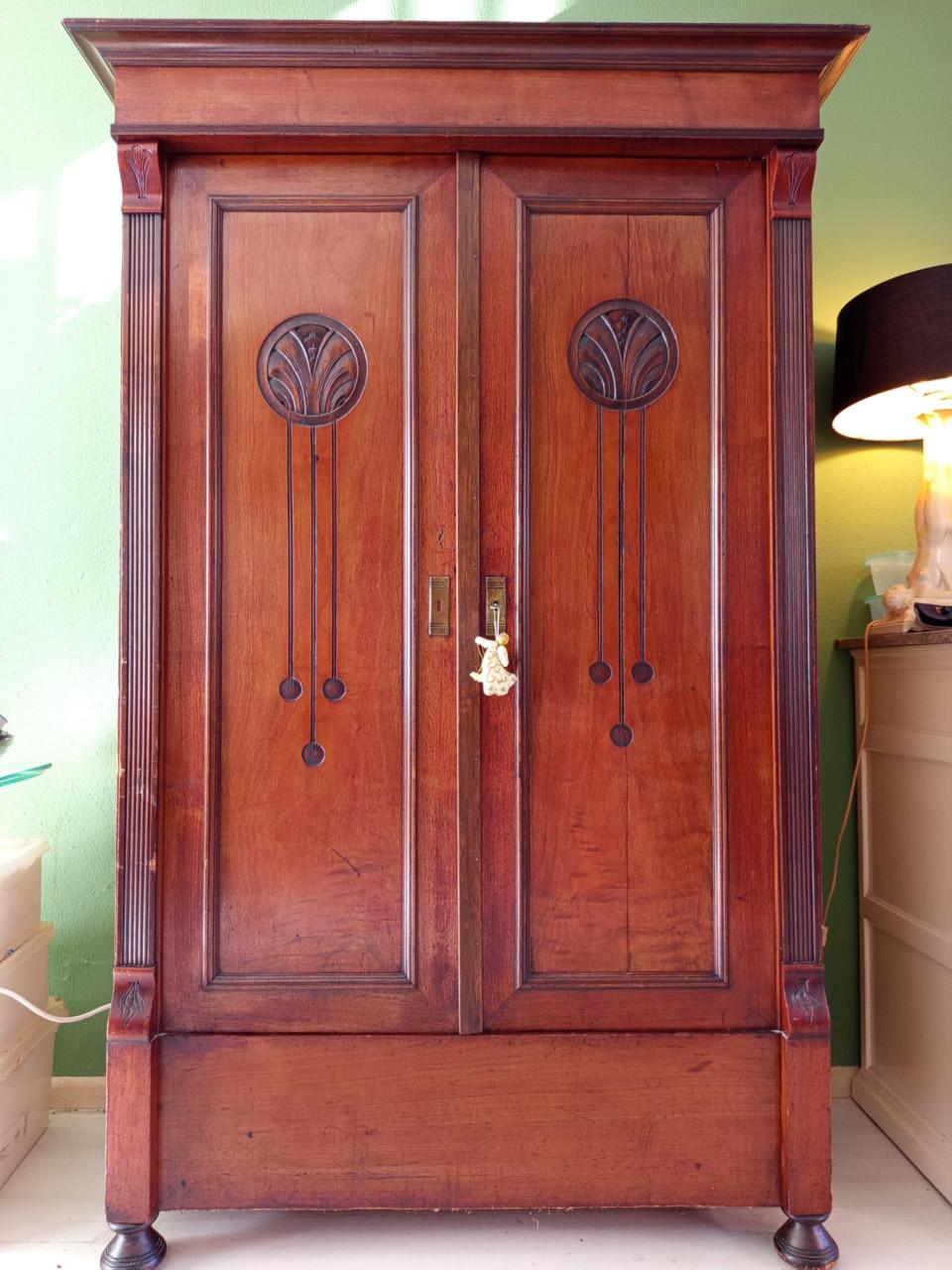 Antieke kast Karakteristieke Art Nouveau Linnenkast / Meidenkast