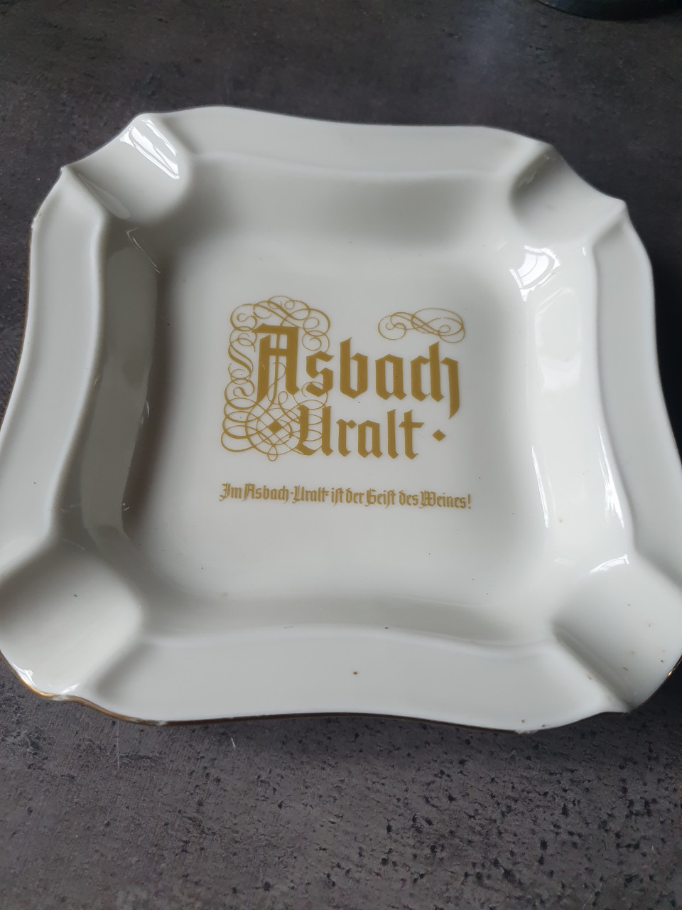Vintage Asbach Uralt sigaar asbak gebroken wit met gouden accent....