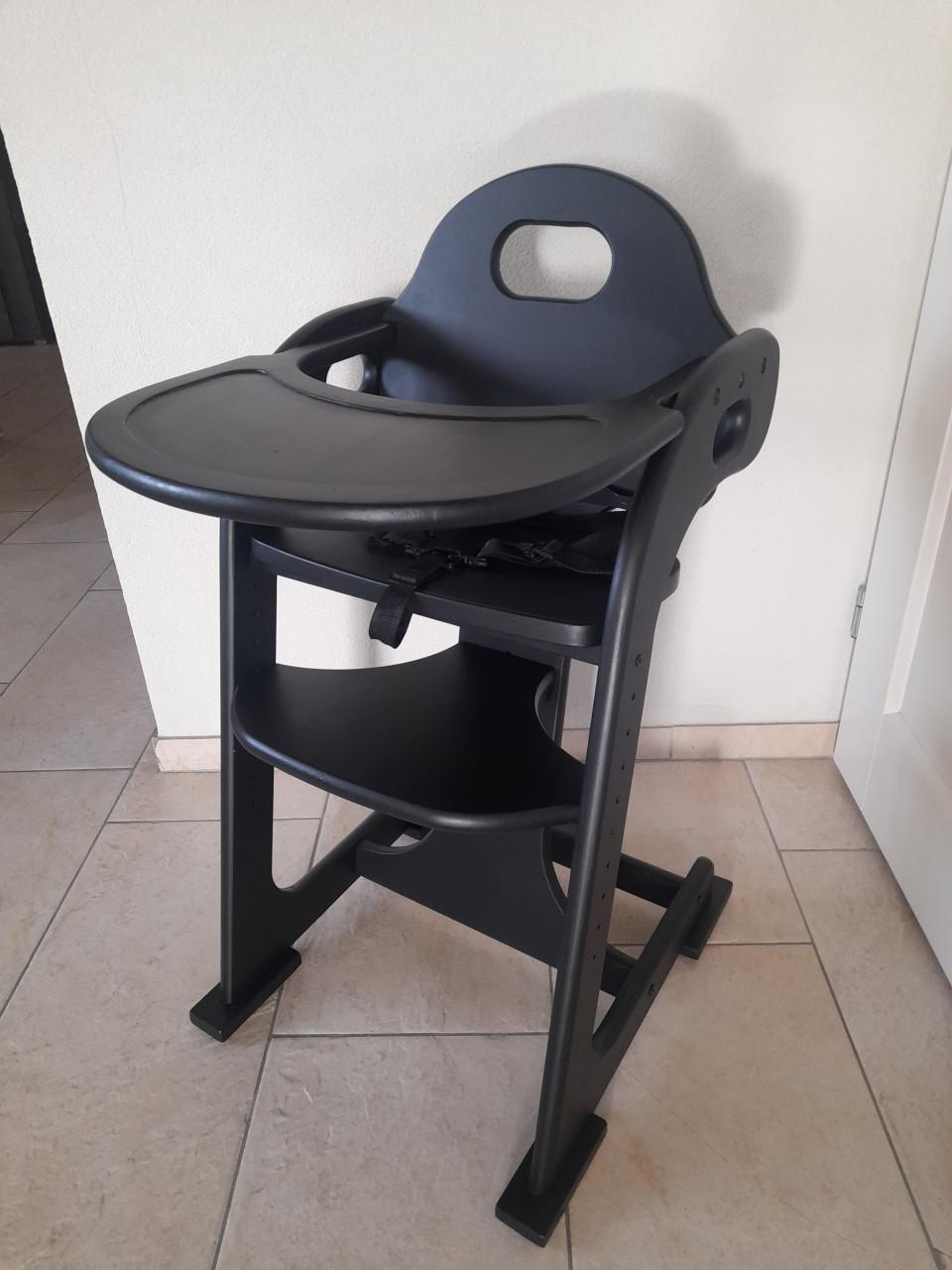 Mooie zwarte kinderstoel met gordel (in goede nette staat )