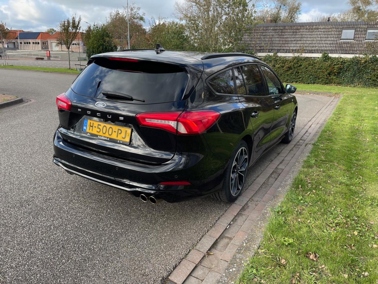 Ford Focus Wagon 125pk ST Line Business Aut/Zwart/LED