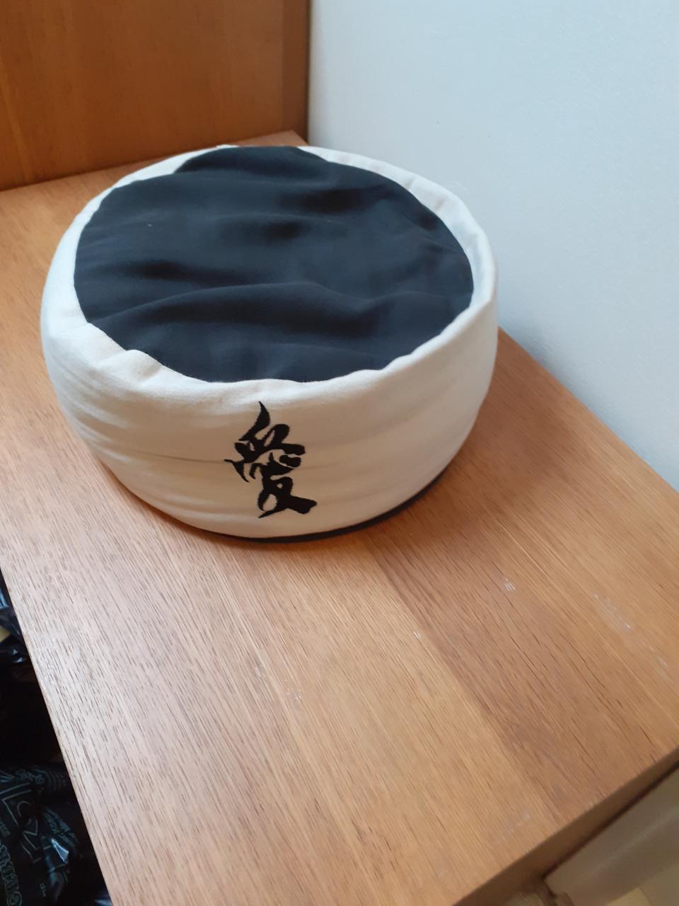 14 meditatie kussens,  Tibetaans rood, geel en zwart-wit