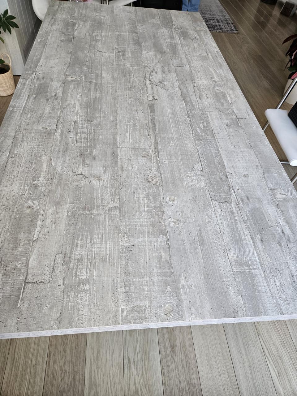 Goed onderhouden eettafel.