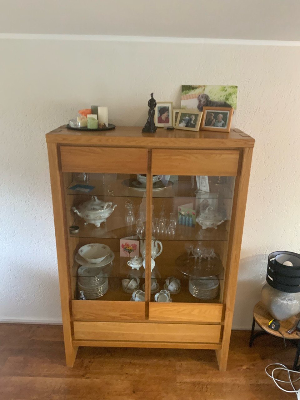 Grote tafel plus 6 bijpassende stoelen