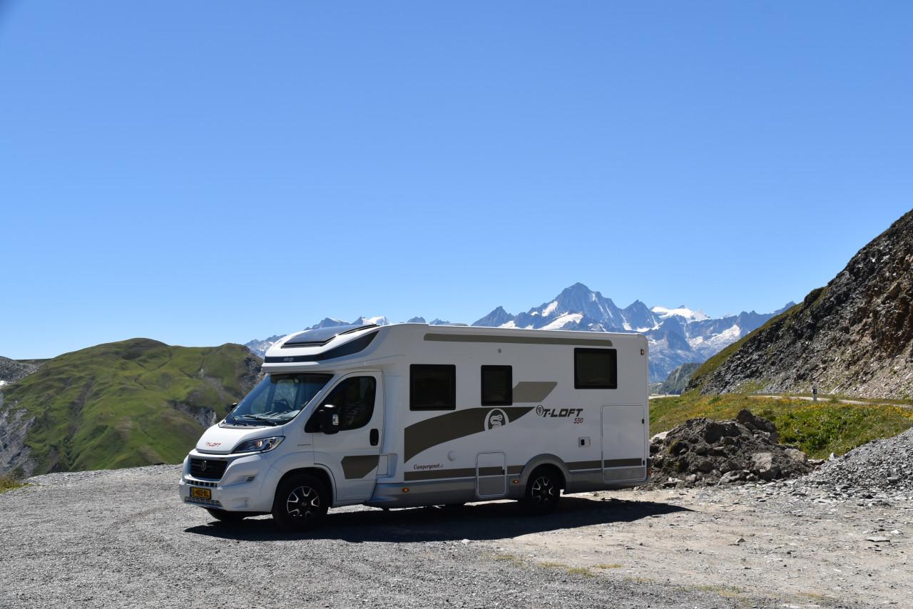 Te Koop: jonge half-integraal camper!