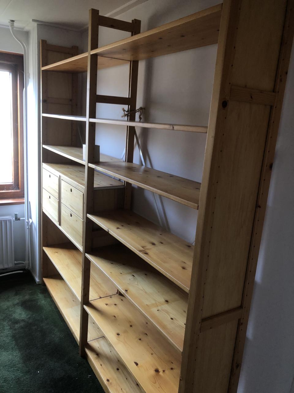 Diverse Lundia stellingkast met lades, bureau met lades en hoektafel