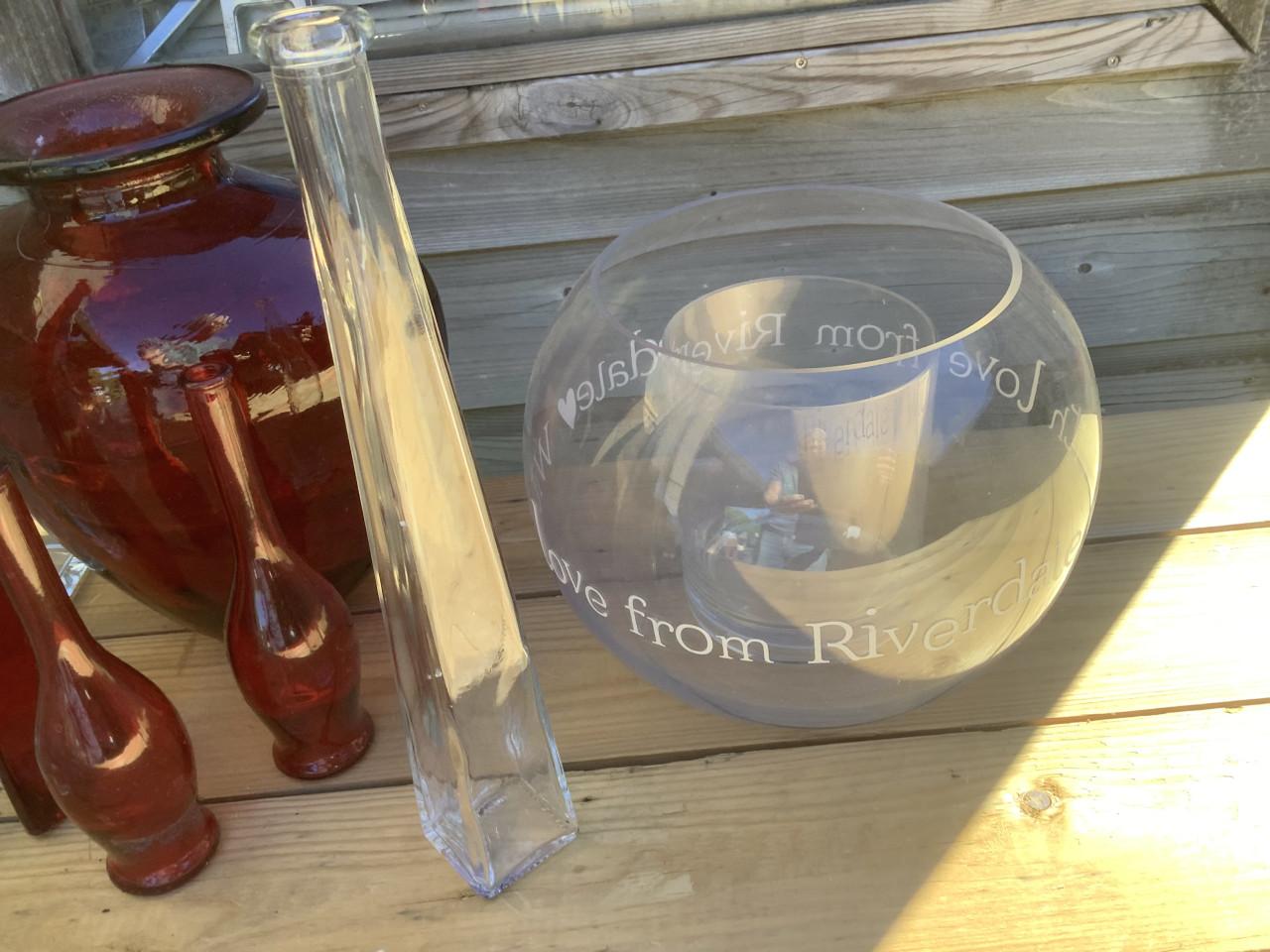 Verschillende glas artikelen, drinkglazen, vazen enz. Zie de foto’s