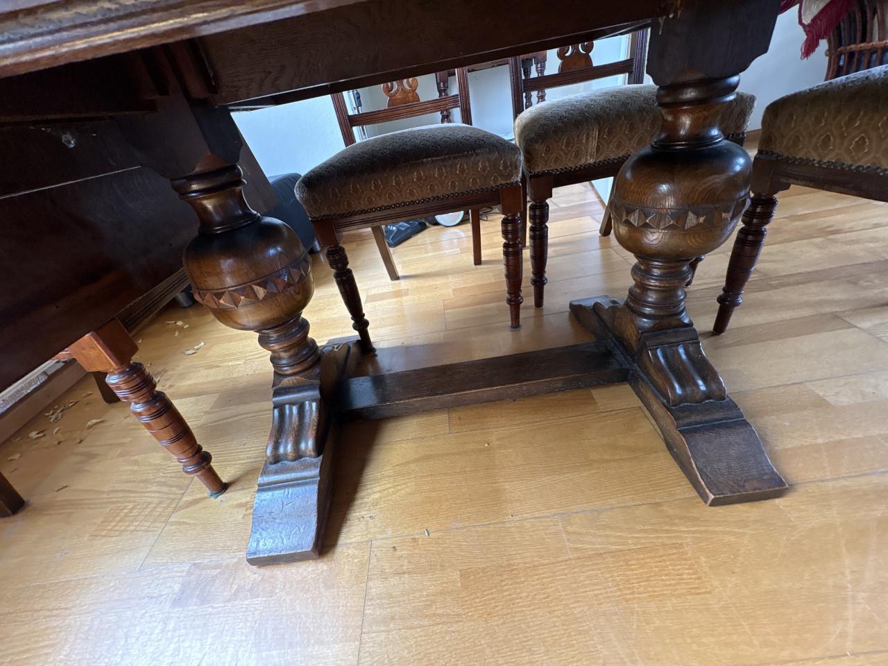 Antieke tafel met 6 stoelen