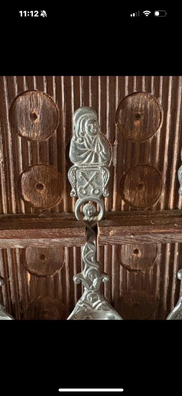 Set van 6 tinnen lepels op houten rek