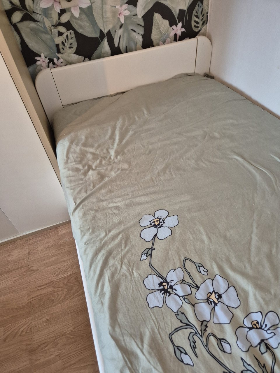 1 persoonsbed wit ledikant. Matras zo goed als nieuw.