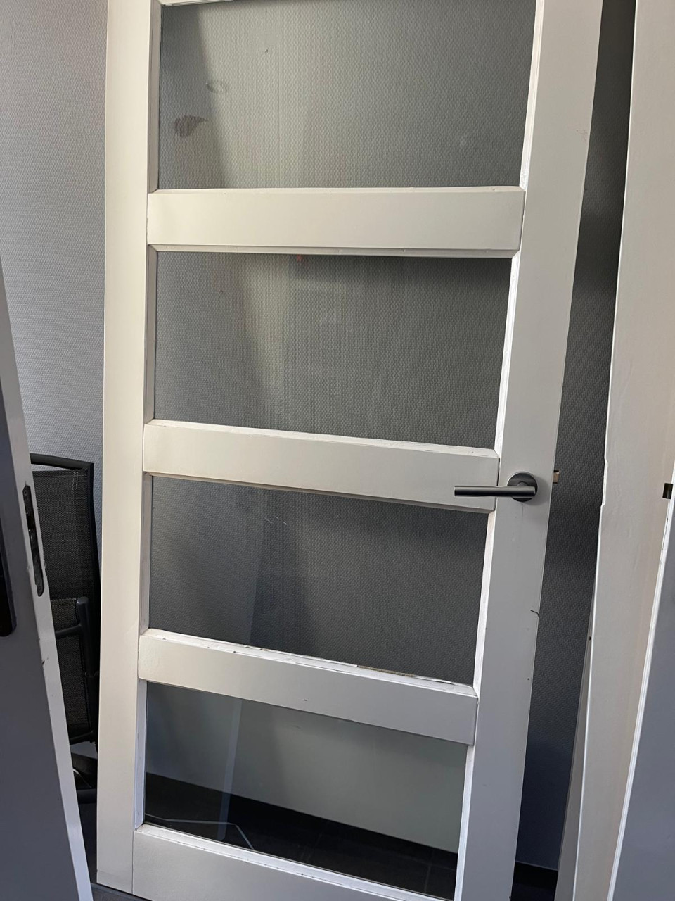 5 witte, houten deuren