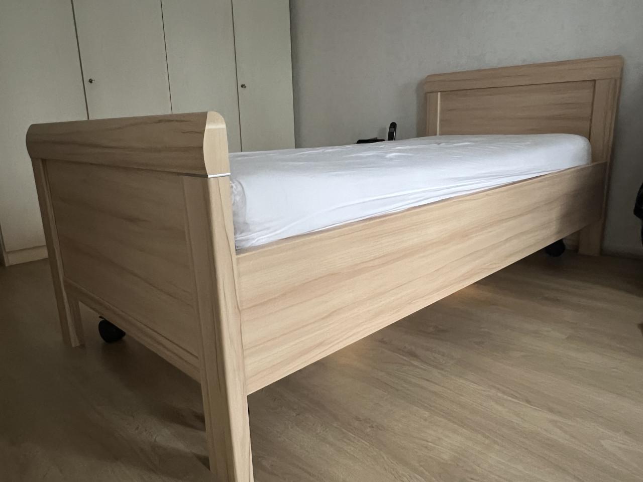 Seniorbed met verstelbare lattenbodem + matras en nachtkast