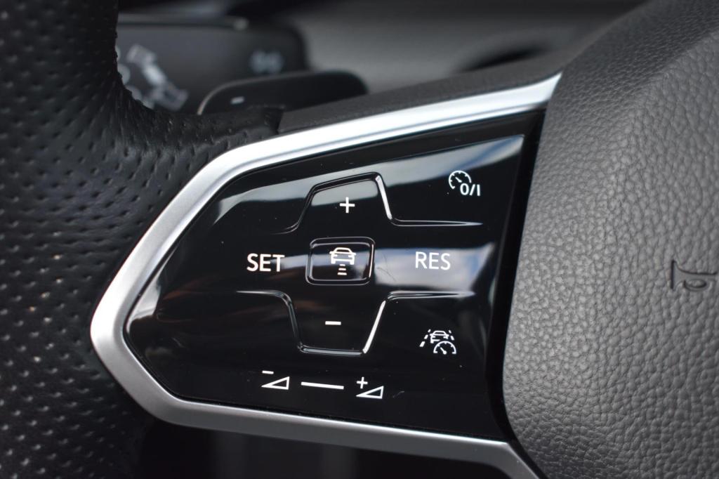 Volkswagen Golf variant 1.5 etsi r-line | maxton | iq-light | panoramadak |