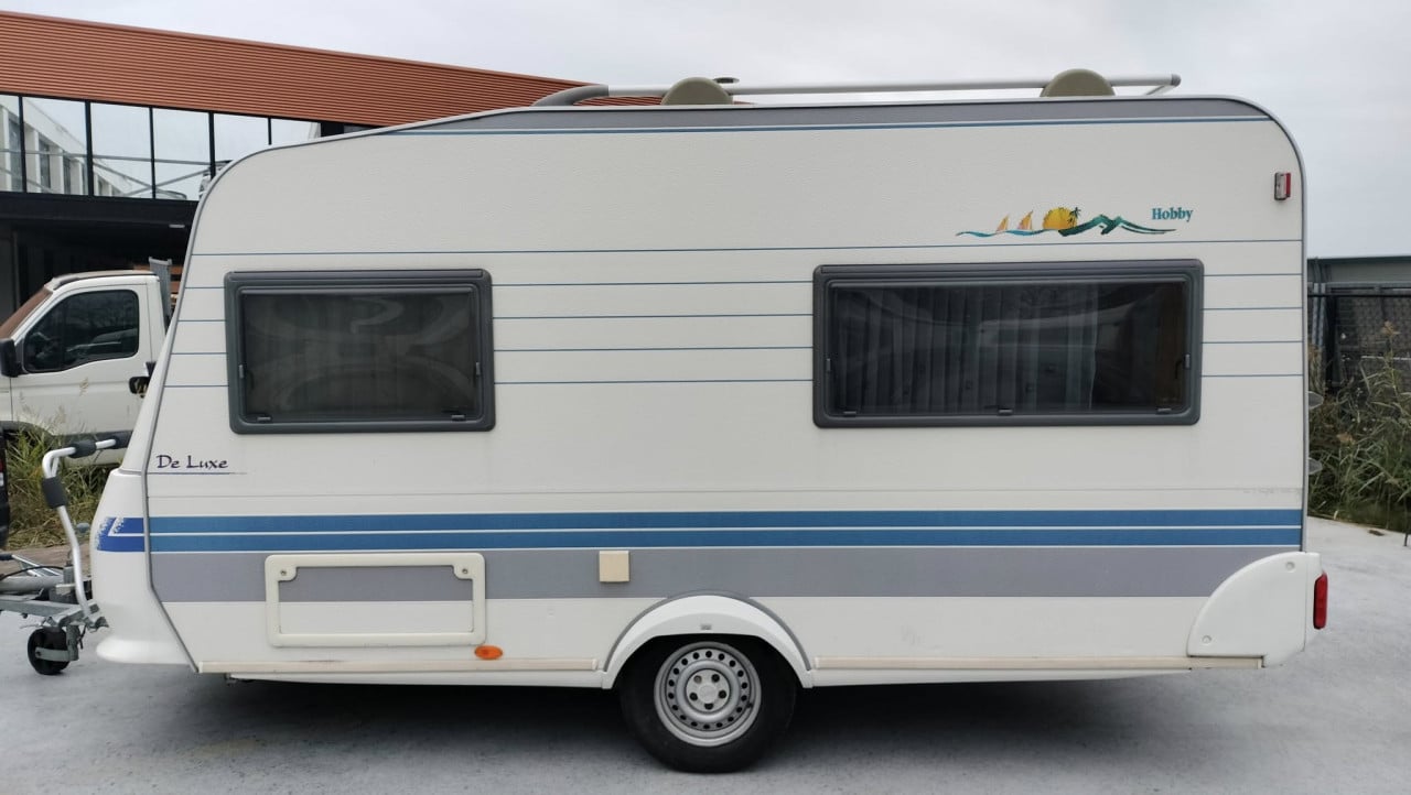 Hobby 400 SF (2001) met voortent en luifeltje