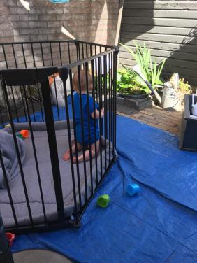 Zwarte metalen grondbox