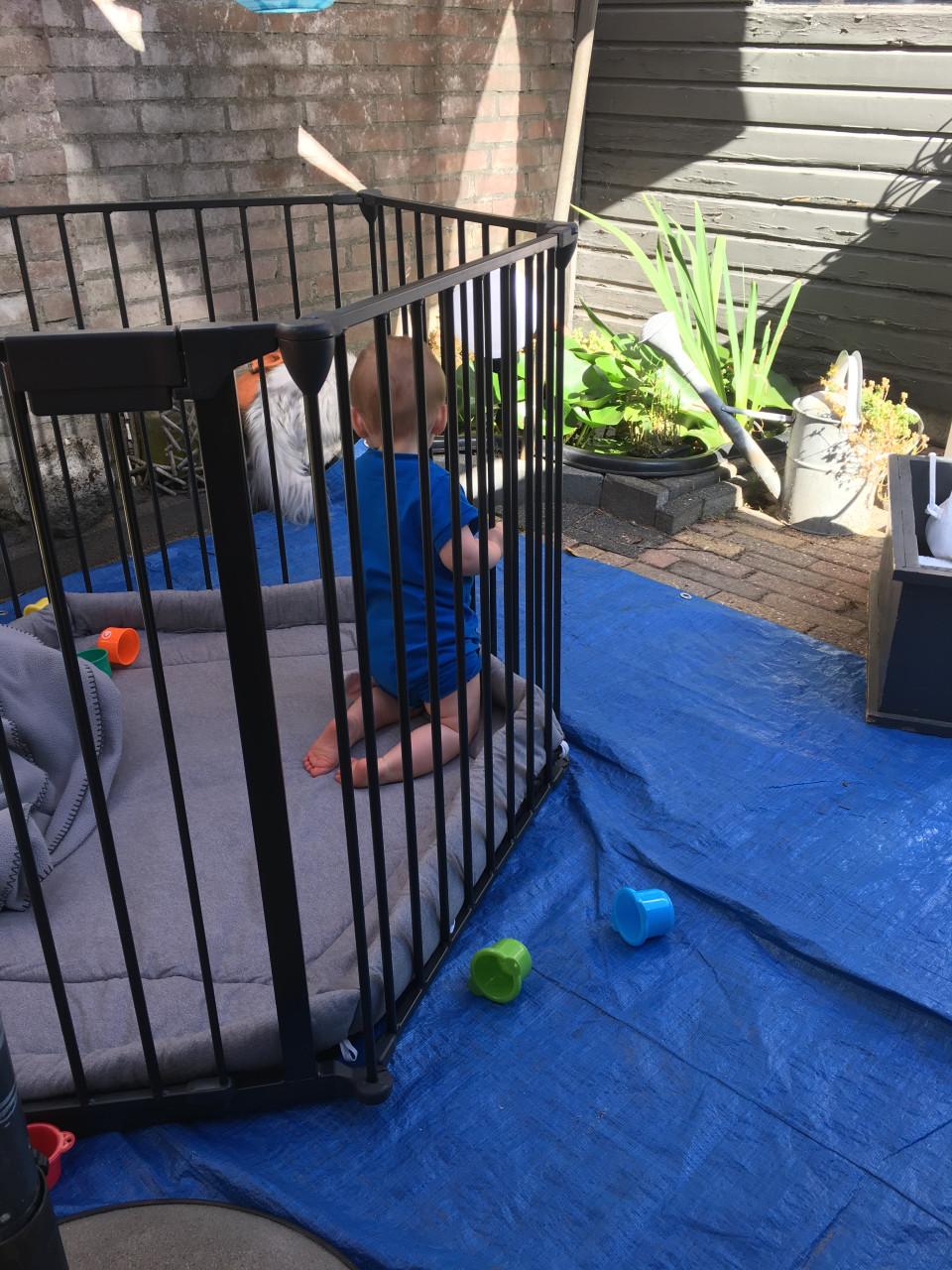 Zwarte metalen grondbox