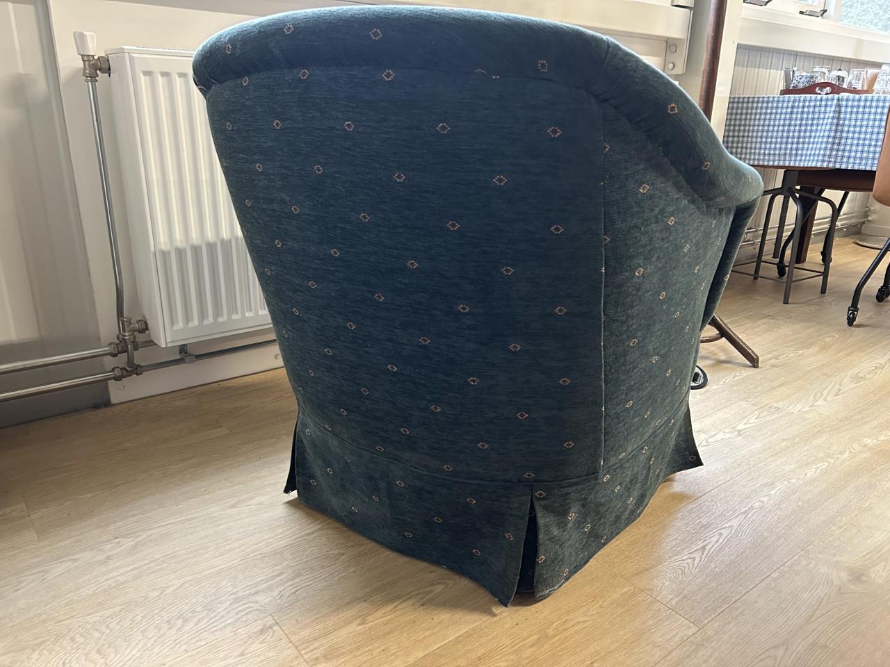 Fauteuiltje, blauw met klein geel werkje
