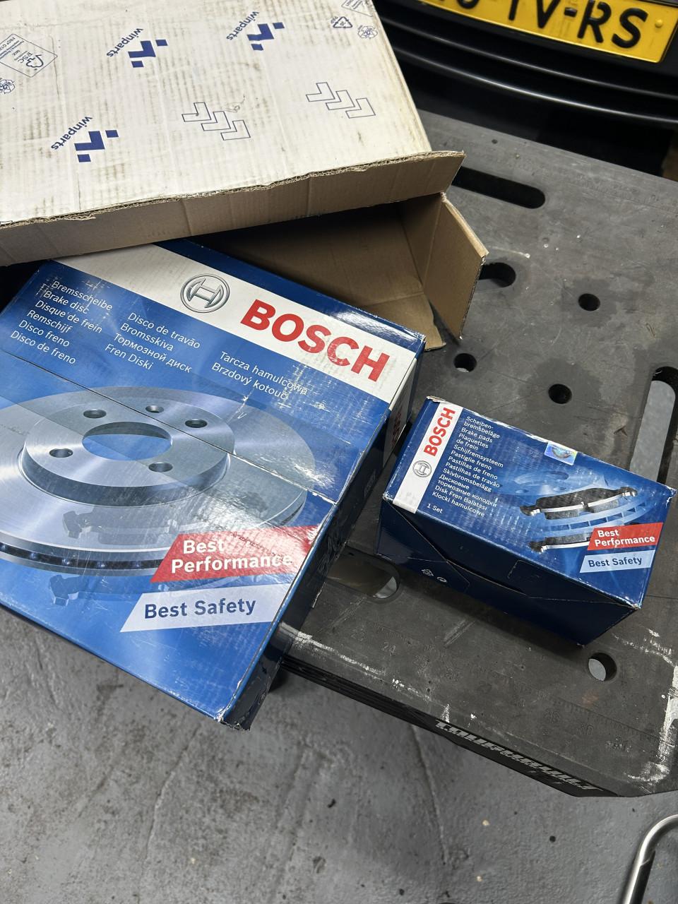 Volvo V40 Nieuwe remschijven + blokken voor en achter.