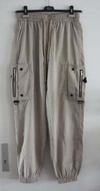 Beige broek met lange zakken maat L